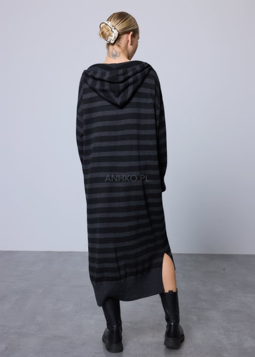 Długi sweter damski o kroju sukienki, wykonany z miękkiej dzianiny w czarno-grafitowe poziome pasy, z kapturem i troczkami, długimi rękawami oraz prostą linią