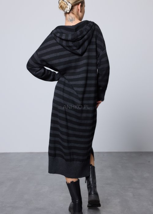 Długi sweter damski o kroju sukienki, wykonany z miękkiej dzianiny w czarno-grafitowe poziome pasy, z kapturem i troczkami, długimi rękawami oraz prostą linią