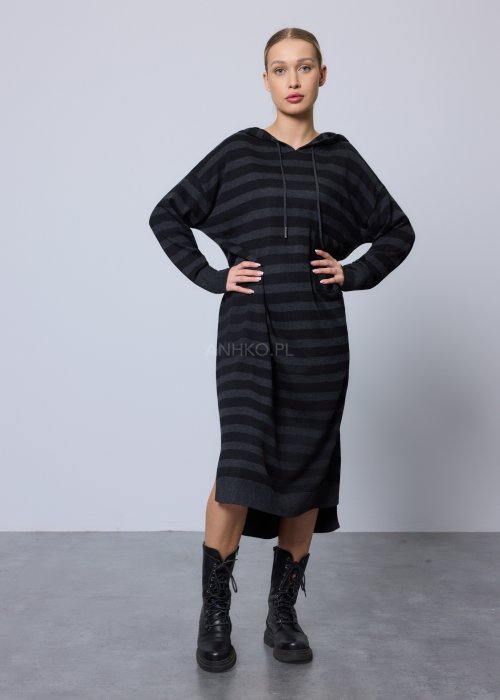 Długi sweter damski o kroju sukienki, wykonany z miękkiej dzianiny w czarno-grafitowe poziome pasy, z kapturem i troczkami, długimi rękawami oraz prostą linią