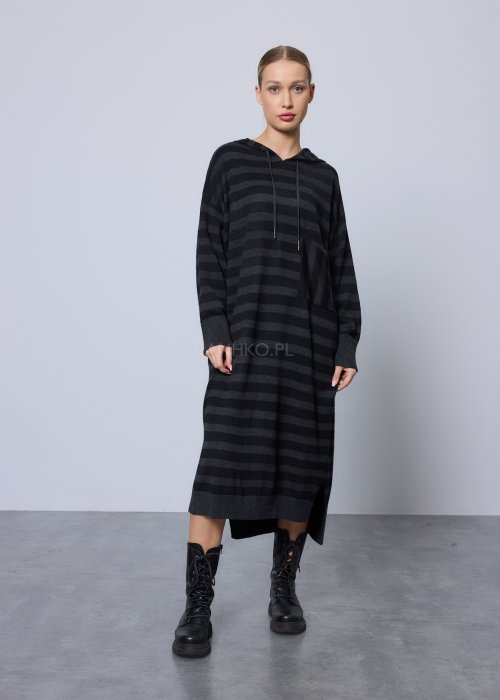 Długi sweter damski o kroju sukienki, wykonany z miękkiej dzianiny w czarno-grafitowe poziome pasy, z kapturem i troczkami, długimi rękawami oraz prostą linią