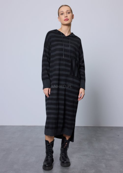 Długi sweter damski o kroju sukienki, wykonany z miękkiej dzianiny w czarno-grafitowe poziome pasy, z kapturem i troczkami, długimi rękawami oraz prostą linią