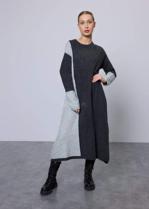 Długi sweter damski o kroju sukienki, wykonany z miękkiej dzianiny w kontrastowym zestawieniu grafitu i jasnoszarego melanżu