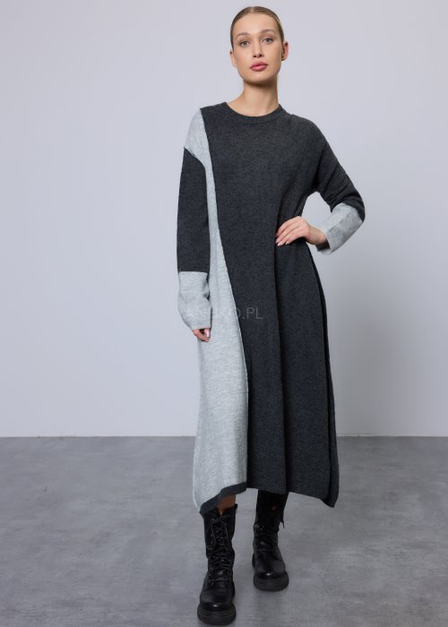 Długi sweter damski o kroju sukienki, wykonany z miękkiej dzianiny w kontrastowym zestawieniu grafitu i jasnoszarego melanżu