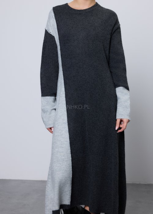 Długi sweter damski o kroju sukienki, wykonany z miękkiej dzianiny w kontrastowym zestawieniu grafitu i jasnoszarego melanżu