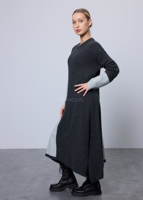 Długi sweter damski o kroju sukienki, wykonany z miękkiej dzianiny w kontrastowym zestawieniu grafitu i jasnoszarego melanżu