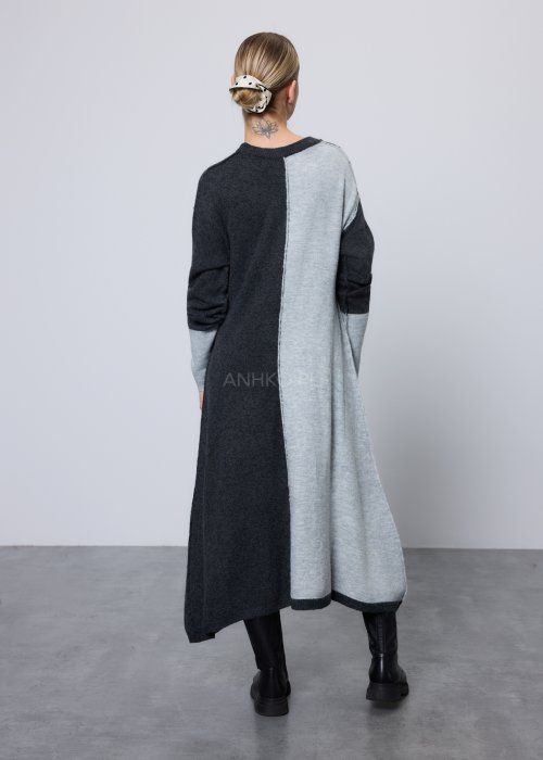 Długi sweter damski o kroju sukienki, wykonany z miękkiej dzianiny w kontrastowym zestawieniu grafitu i jasnoszarego melanżu