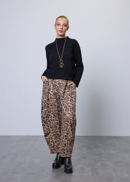 Czarny sweter o prostym, lekko luźnym kroju z długim rękawem i półgolfem; model wykonany z gładkiej dzianiny