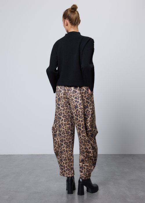 Czarny sweter o prostym, lekko luźnym kroju z długim rękawem i półgolfem; model wykonany z gładkiej dzianiny