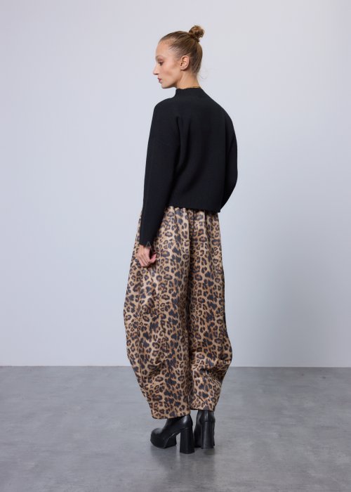 Czarny sweter o prostym, lekko luźnym kroju z długim rękawem i półgolfem; model wykonany z gładkiej dzianiny