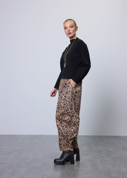 Czarny sweter o prostym, lekko luźnym kroju z długim rękawem i półgolfem; model wykonany z gładkiej dzianiny