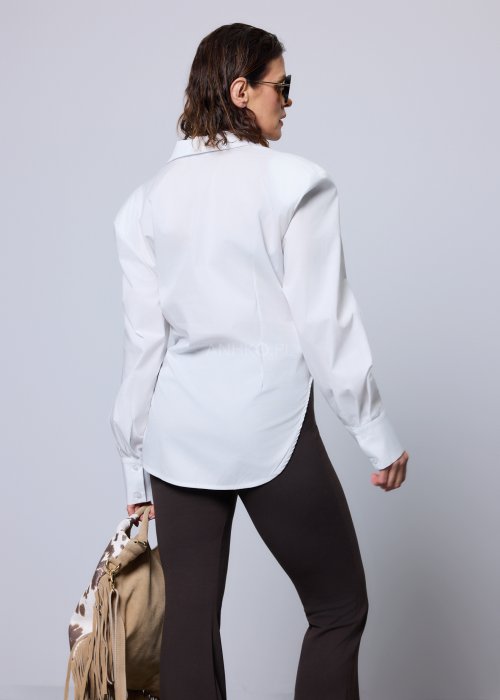Biała koszula damska o klasycznym kroju z kołnierzykiem, zapinana na guziki, z długimi rękawami zakończonymi mankietami; delikatnie taliowana