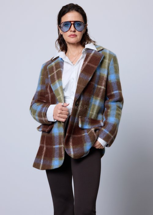 Krótki damski żakiet w kratę w odcieniach brązu, zieleni i błękitu, z klasycznymi klapami