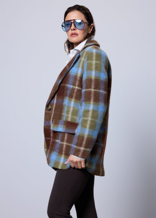 Krótki damski żakiet w kratę w odcieniach brązu, zieleni i błękitu, z klasycznymi klapami