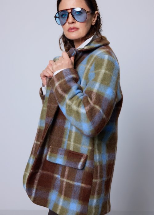 Krótki damski żakiet w kratę w odcieniach brązu, zieleni i błękitu, z klasycznymi klapami