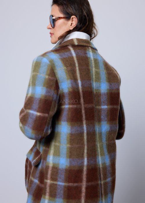 Krótki damski żakiet w kratę w odcieniach brązu, zieleni i błękitu, z klasycznymi klapami