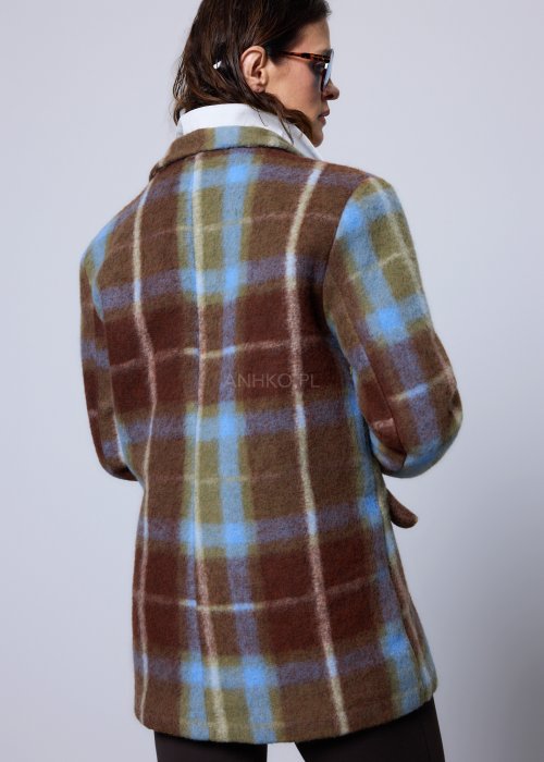 Krótki damski żakiet w kratę w odcieniach brązu, zieleni i błękitu, z klasycznymi klapami