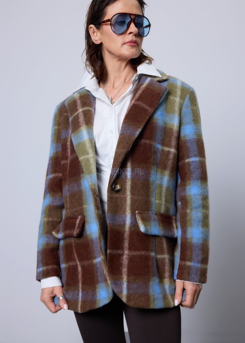 Krótki damski żakiet w kratę w odcieniach brązu, zieleni i błękitu, z klasycznymi klapami