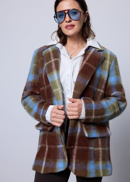 Krótki damski żakiet w kratę w odcieniach brązu, zieleni i błękitu, z klasycznymi klapami