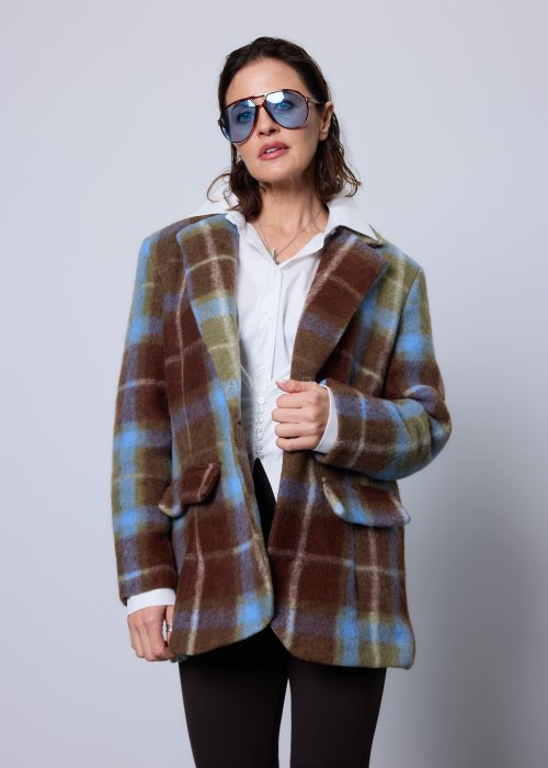 Krótki damski żakiet w kratę w odcieniach brązu, zieleni i błękitu, z klasycznymi klapami