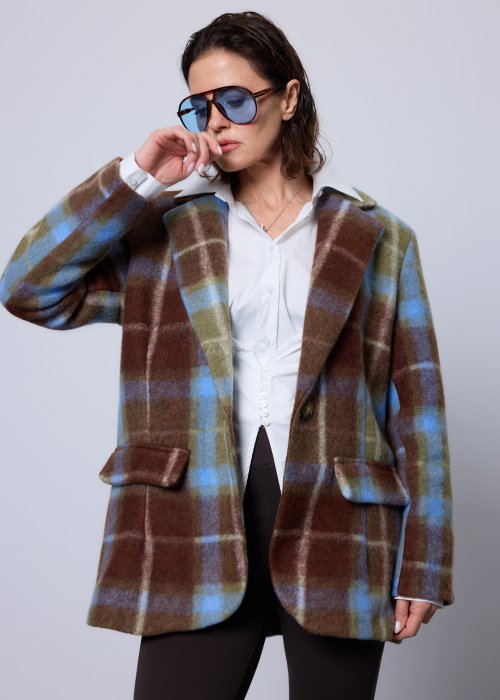 Krótki damski żakiet w kratę w odcieniach brązu, zieleni i błękitu, z klasycznymi klapami