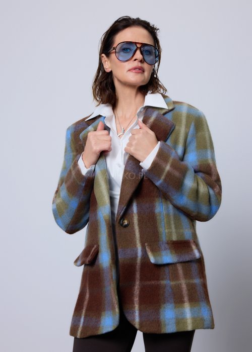 Krótki damski żakiet w kratę w odcieniach brązu, zieleni i błękitu, z klasycznymi klapami