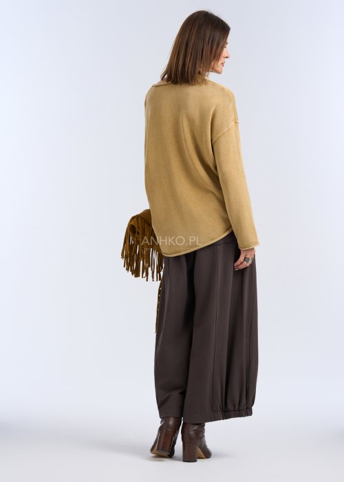 luźne, szerokie spodnie o długości do kostek, utrzymane w ciemnym, czekoladowo-brązowym kolorze. Mają elastyczną talię, która zapewnia wygodę i miękkie dopasowanie w pasie.