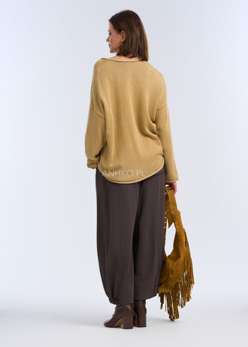 luźne, szerokie spodnie o długości do kostek, utrzymane w ciemnym, czekoladowo-brązowym kolorze. Mają elastyczną talię, która zapewnia wygodę i miękkie dopasowanie w pasie.