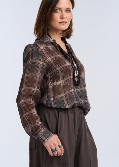 lekka koszula w kratę, utrzymana w ciepłej, brązowo-czekoladowej kolorystyce z jaśniejszymi i ciemniejszymi liniami.