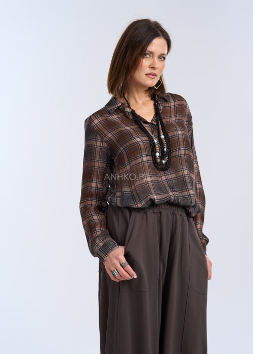 lekka koszula w kratę, utrzymana w ciepłej, brązowo-czekoladowej kolorystyce z jaśniejszymi i ciemniejszymi liniami.