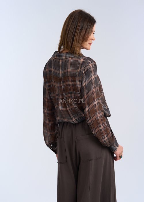 lekka koszula w kratę, utrzymana w ciepłej, brązowo-czekoladowej kolorystyce z jaśniejszymi i ciemniejszymi liniami.