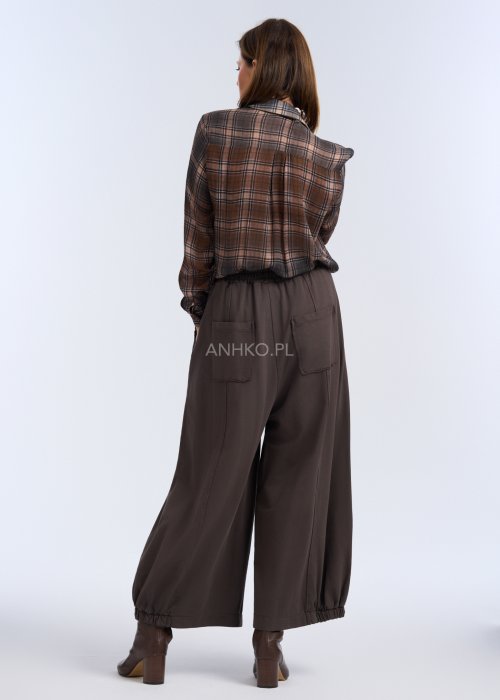 lekka koszula w kratę, utrzymana w ciepłej, brązowo-czekoladowej kolorystyce z jaśniejszymi i ciemniejszymi liniami.