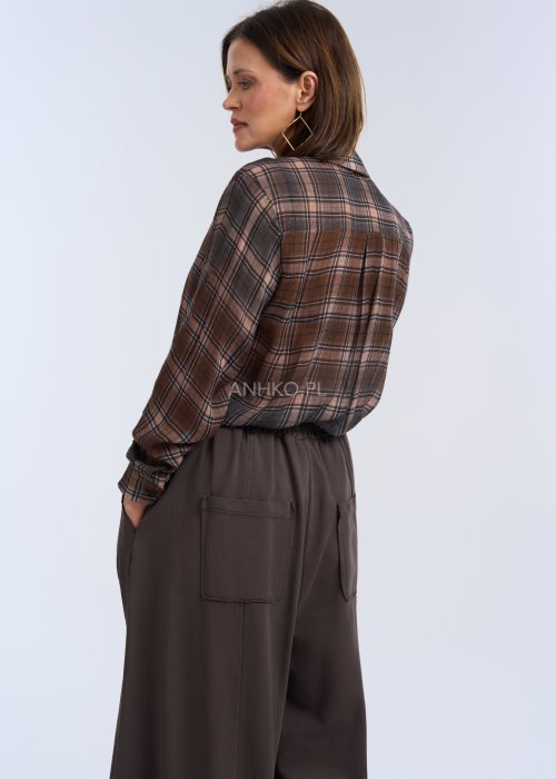 lekka koszula w kratę, utrzymana w ciepłej, brązowo-czekoladowej kolorystyce z jaśniejszymi i ciemniejszymi liniami.