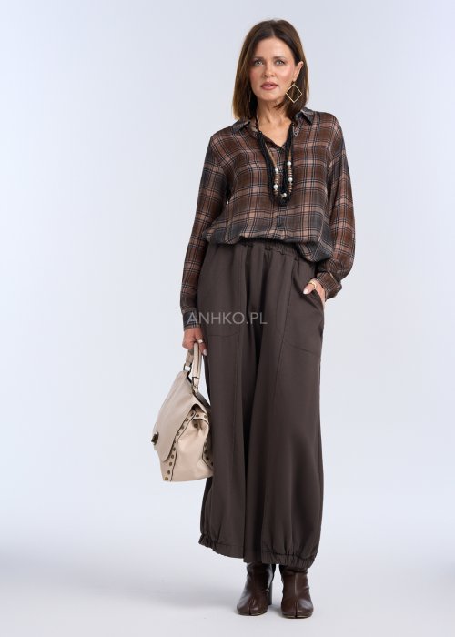 lekka koszula w kratę, utrzymana w ciepłej, brązowo-czekoladowej kolorystyce z jaśniejszymi i ciemniejszymi liniami.
