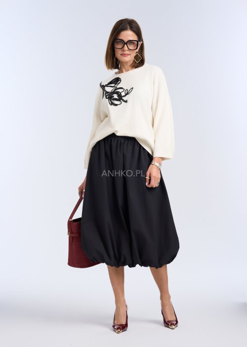 To czarna spódnica o długości midi, o balonowym fasonie. Ma luźno układającą się formę, z marszczeniem w pasie oraz ściągniętym dołem