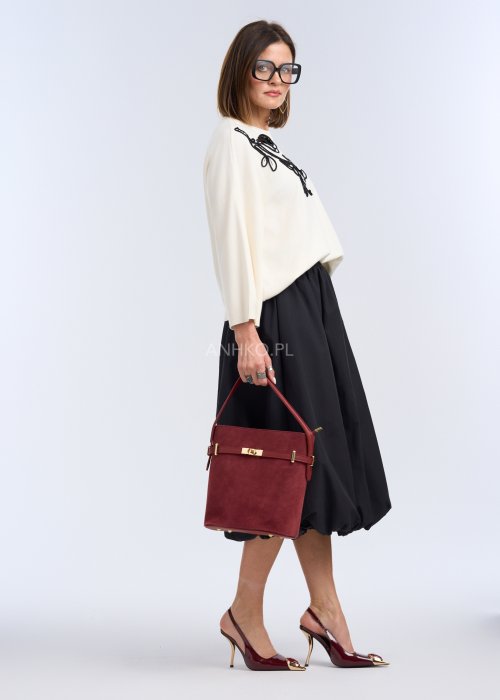 To czarna spódnica o długości midi, o balonowym fasonie. Ma luźno układającą się formę, z marszczeniem w pasie oraz ściągniętym dołem