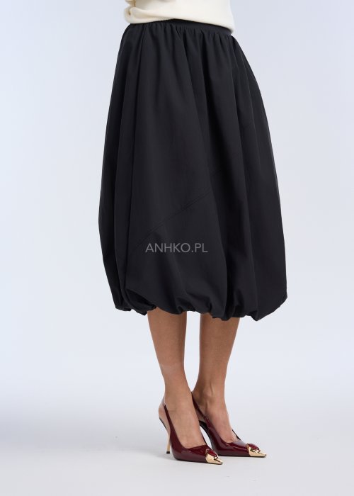 To czarna spódnica o długości midi, o balonowym fasonie. Ma luźno układającą się formę, z marszczeniem w pasie oraz ściągniętym dołem