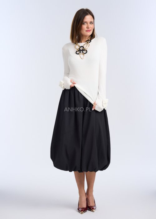 To czarna spódnica o długości midi, o balonowym fasonie. Ma luźno układającą się formę, z marszczeniem w pasie oraz ściągniętym dołem