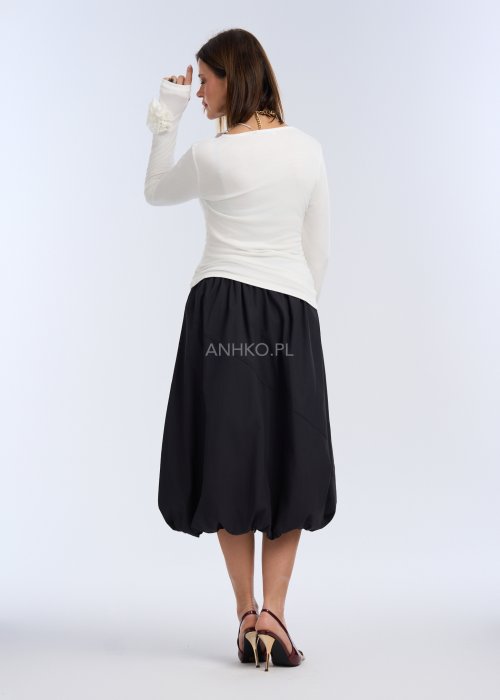 To czarna spódnica o długości midi, o balonowym fasonie. Ma luźno układającą się formę, z marszczeniem w pasie oraz ściągniętym dołem