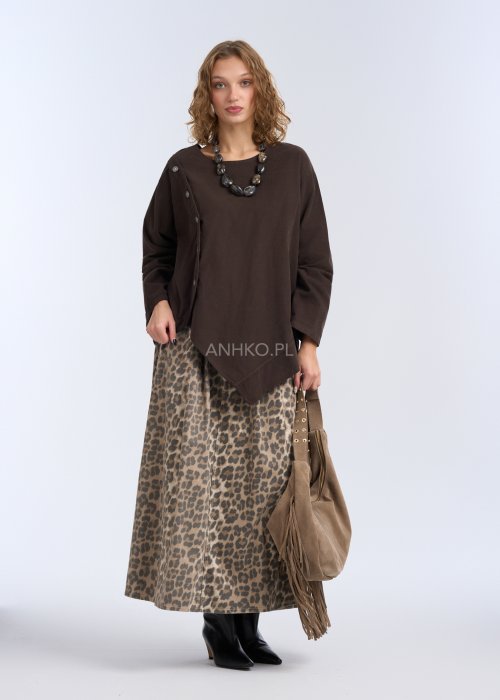 To luźna bluzka w kolorze ciemnego brązu, wykonana z lekkiego, miękko układającego się materiału.