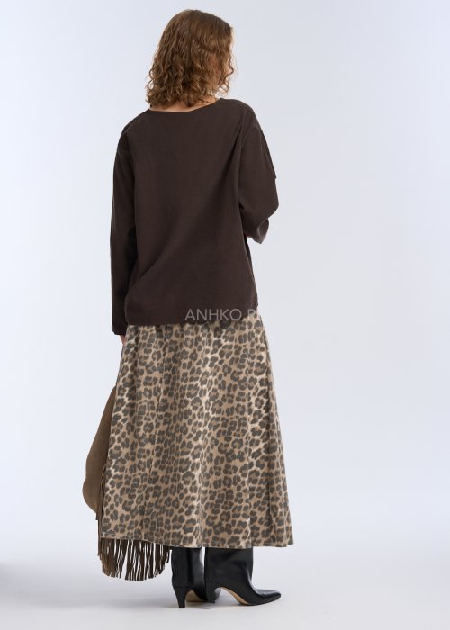 To luźna bluzka w kolorze ciemnego brązu, wykonana z lekkiego, miękko układającego się materiału.