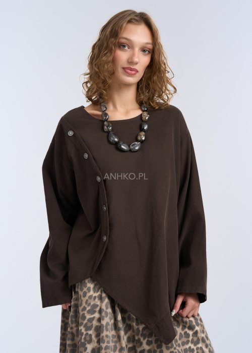 To luźna bluzka w kolorze ciemnego brązu, wykonana z lekkiego, miękko układającego się materiału.