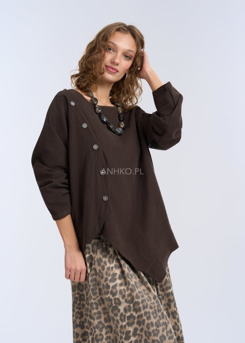 To luźna bluzka w kolorze ciemnego brązu, wykonana z lekkiego, miękko układającego się materiału.