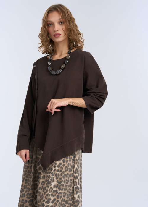 To luźna bluzka w kolorze ciemnego brązu, wykonana z lekkiego, miękko układającego się materiału.