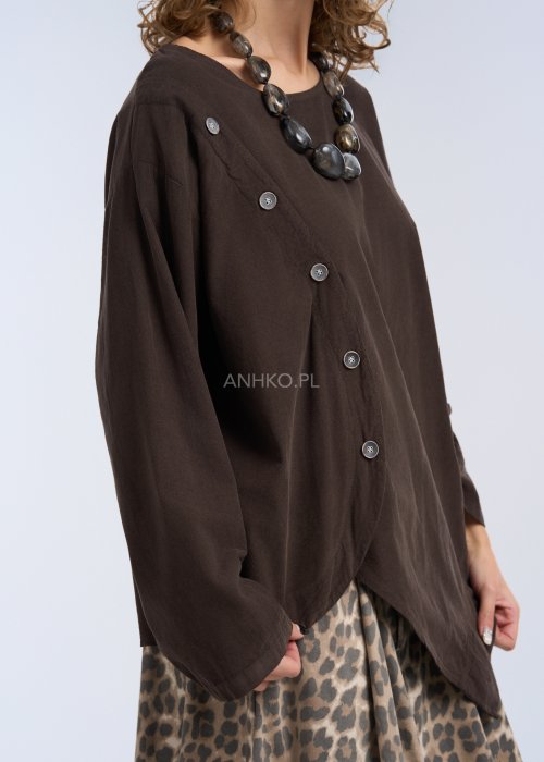 To luźna bluzka w kolorze ciemnego brązu, wykonana z lekkiego, miękko układającego się materiału.