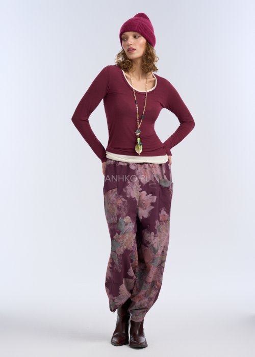 To dopasowana bluzka z długim rękawem w głębokim, bordowym kolorze. Ma okrągły dekolt