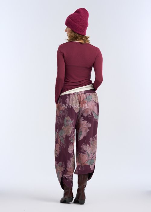 To dopasowana bluzka z długim rękawem w głębokim, bordowym kolorze. Ma okrągły dekolt