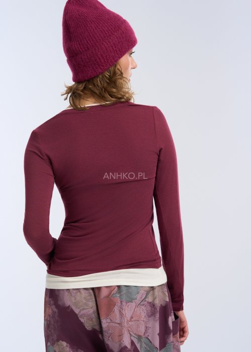 To dopasowana bluzka z długim rękawem w głębokim, bordowym kolorze. Ma okrągły dekolt