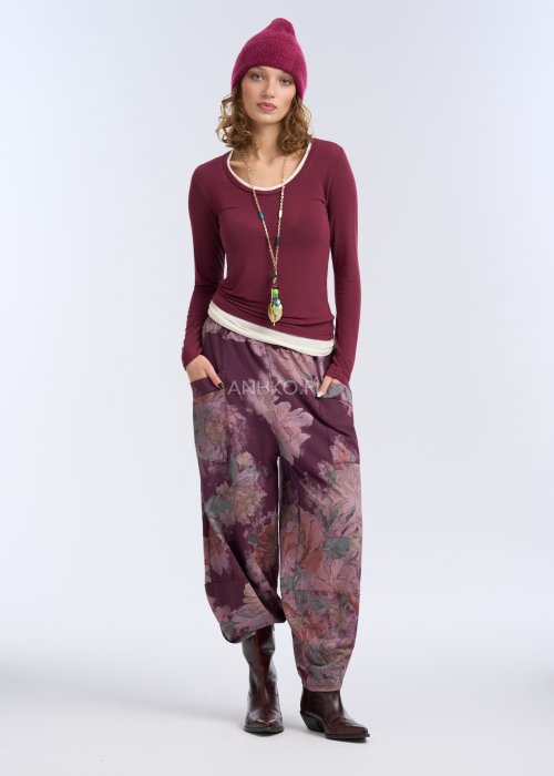 To dopasowana bluzka z długim rękawem w głębokim, bordowym kolorze. Ma okrągły dekolt