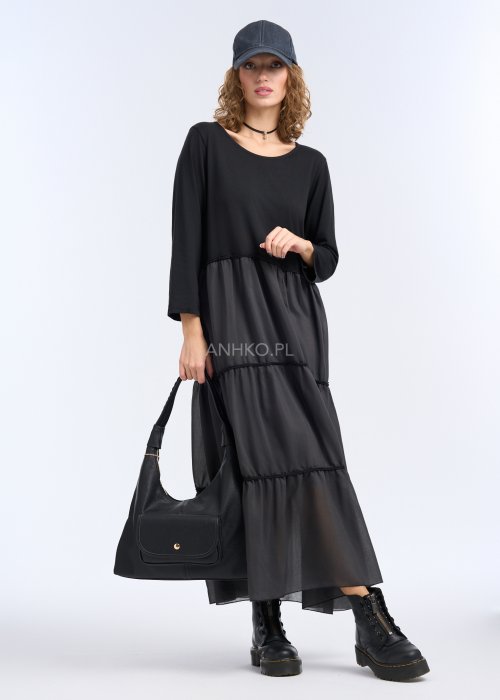 To długa, czarna sukienka o luźnym fasonie, sięgająca do kostek. Góra jest prosta i gładka, z okrągłym dekoltem oraz rękawami o długości 3/4