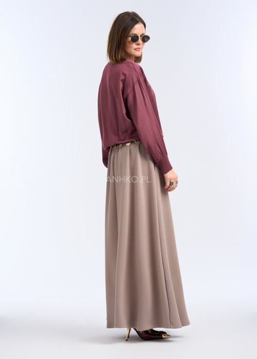 To luźna bluzka w ciemnym, przygaszonym odcieniu bordo / marsala. Ma prosty, lekko oversize’owy krój, który swobodnie układa się na sylwetce.